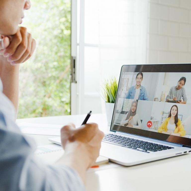 personne ayant une réunion en ligne sur un ordinateur portable